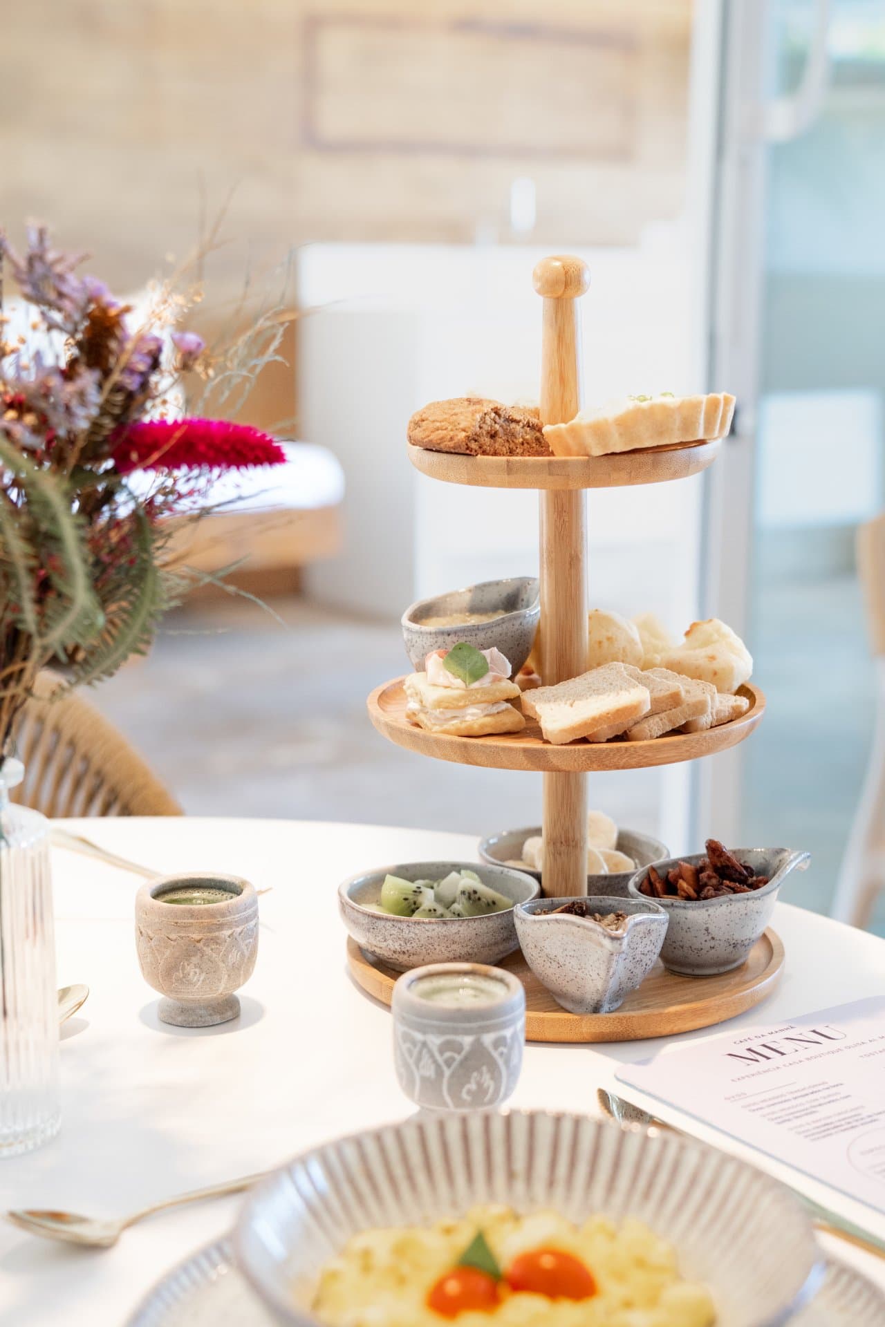Torre de café da manhã com seleção da casa